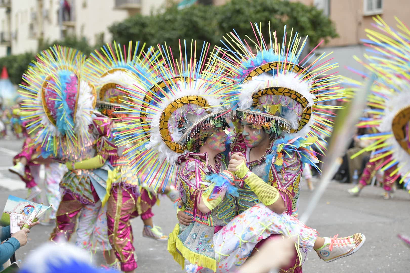 El gran desfile de comparsas del Carnaval de Badajoz llena de color las calles de la ciudad