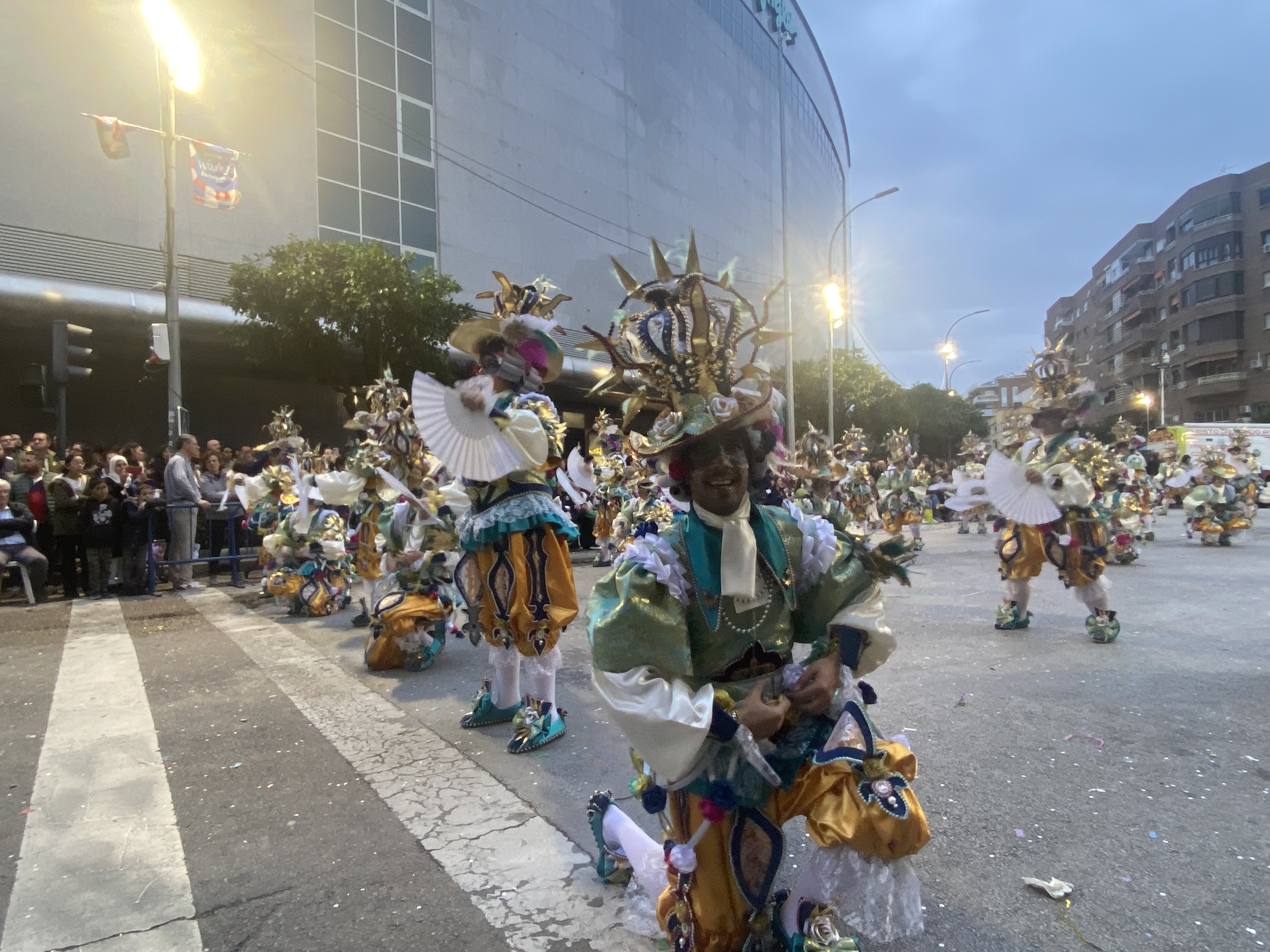 El gran desfile de comparsas del Carnaval de Badajoz llena de color las calles de la ciudad