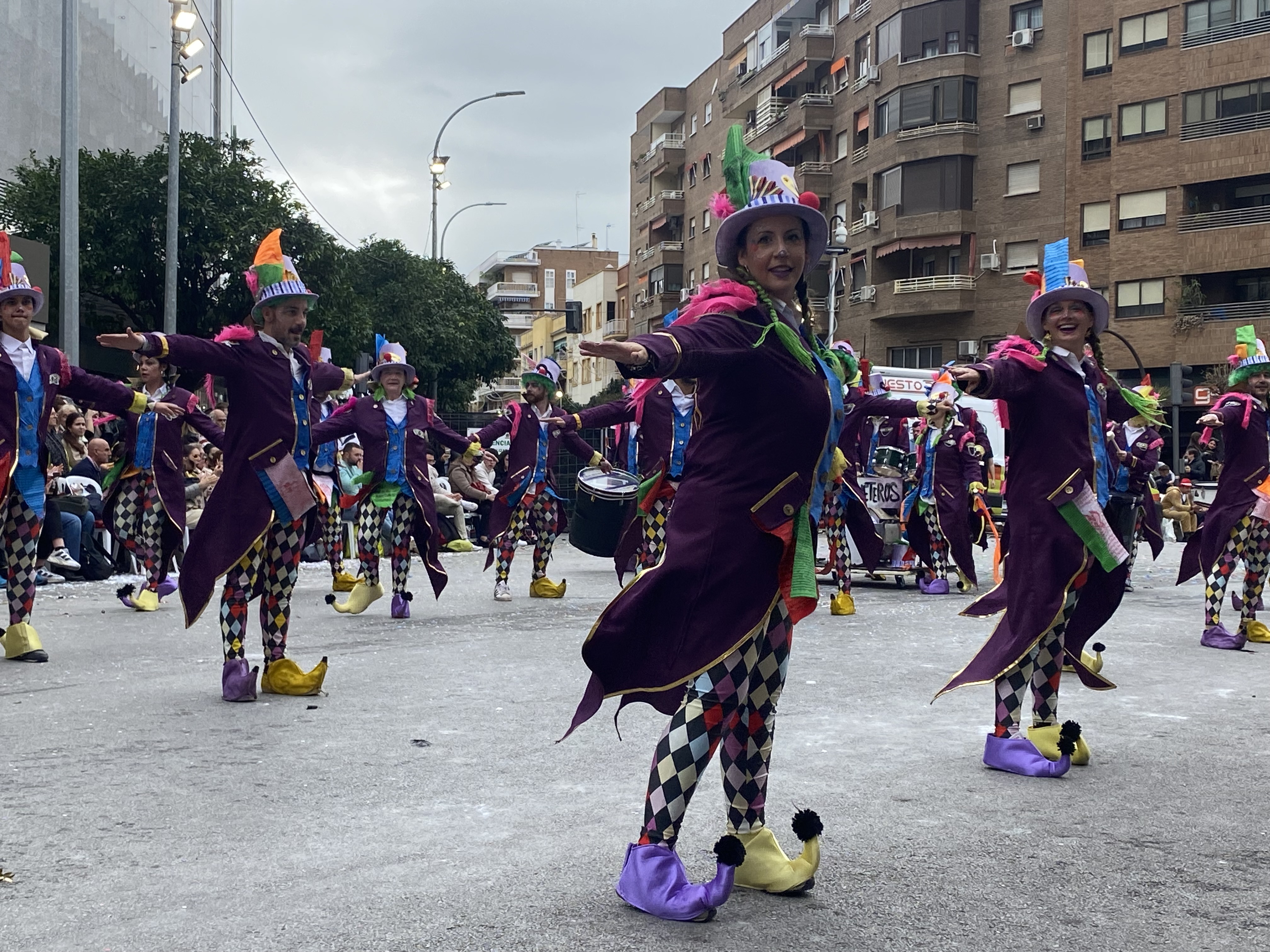 El gran desfile de comparsas del Carnaval de Badajoz llena de color las calles de la ciudad