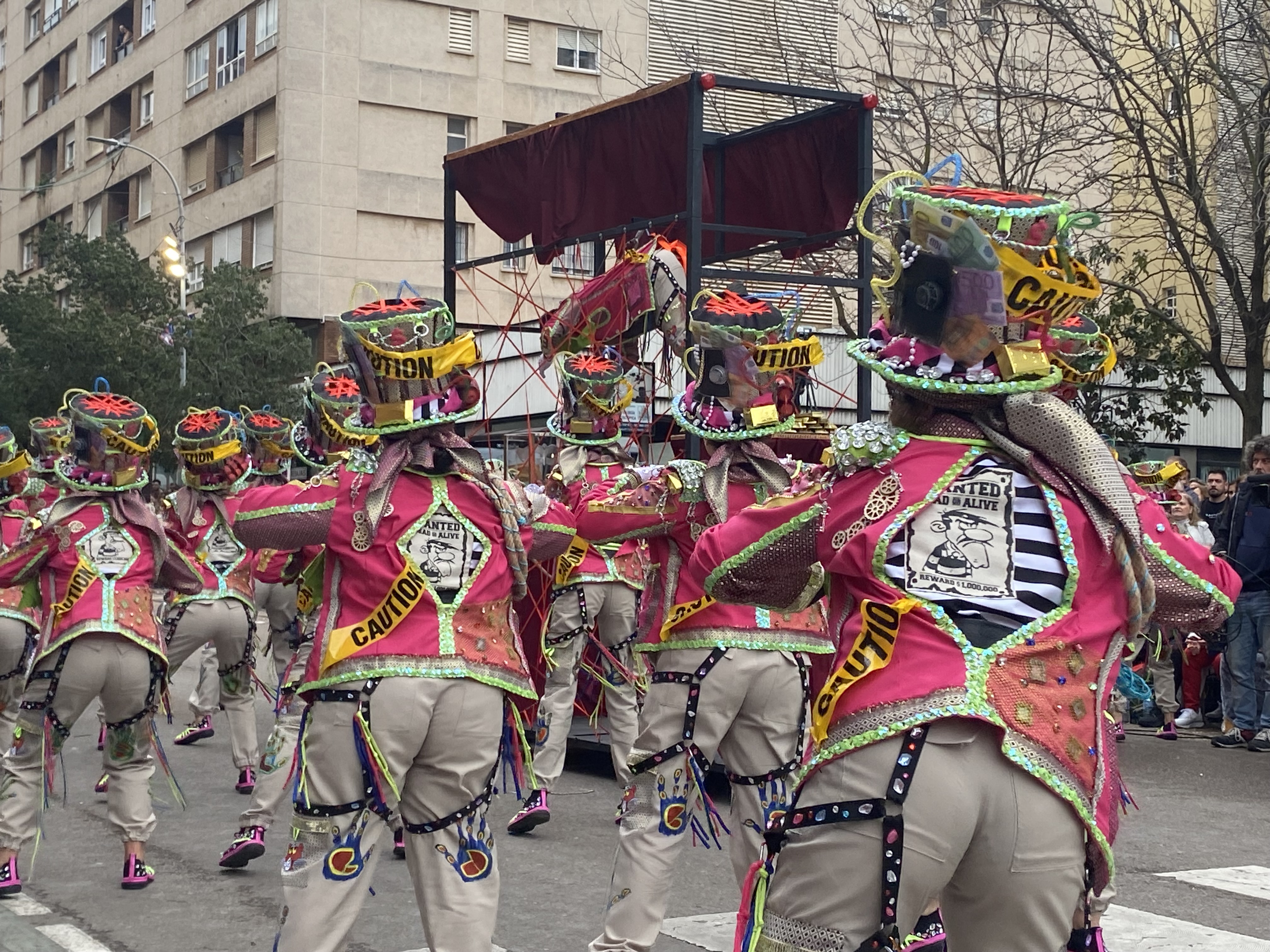 El gran desfile de comparsas del Carnaval de Badajoz llena de color las calles de la ciudad