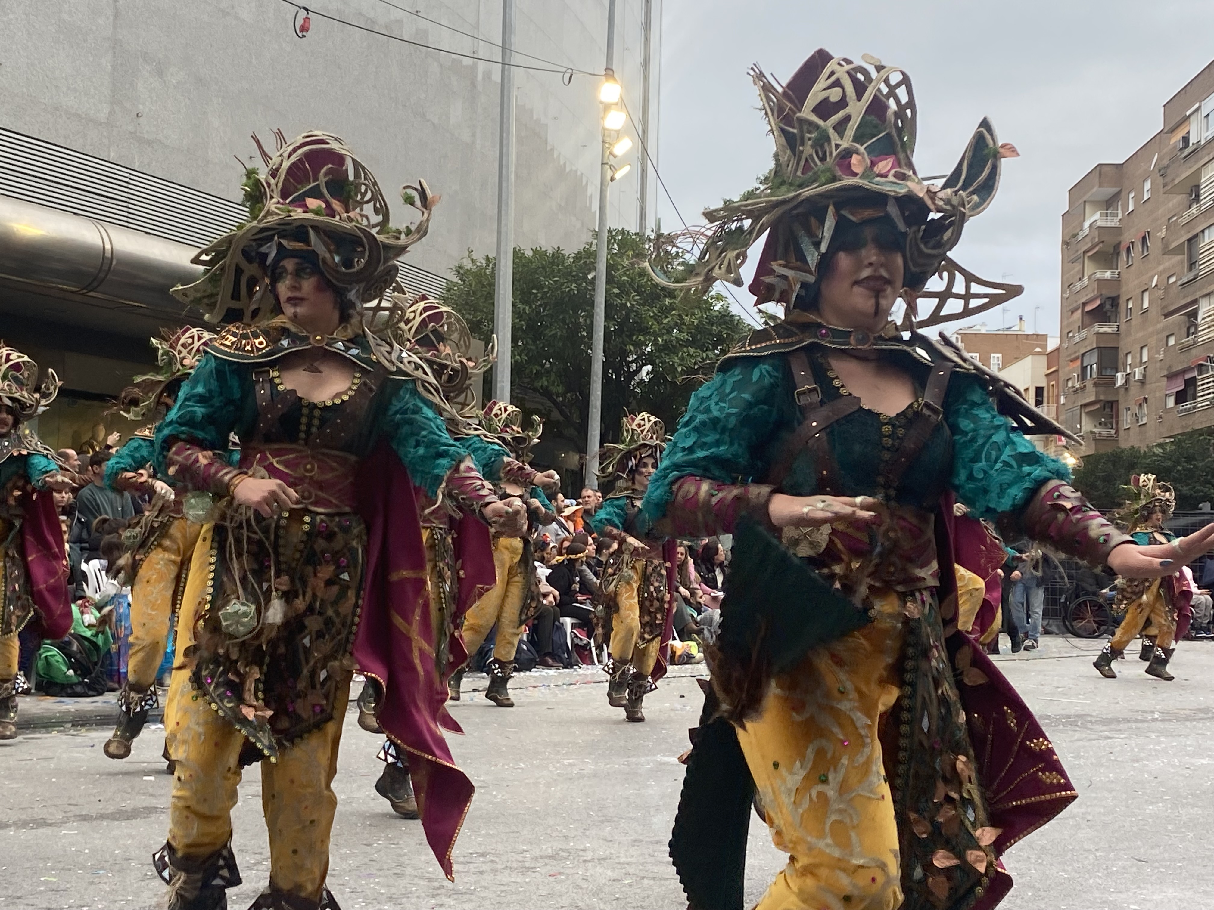El gran desfile de comparsas del Carnaval de Badajoz llena de color las calles de la ciudad