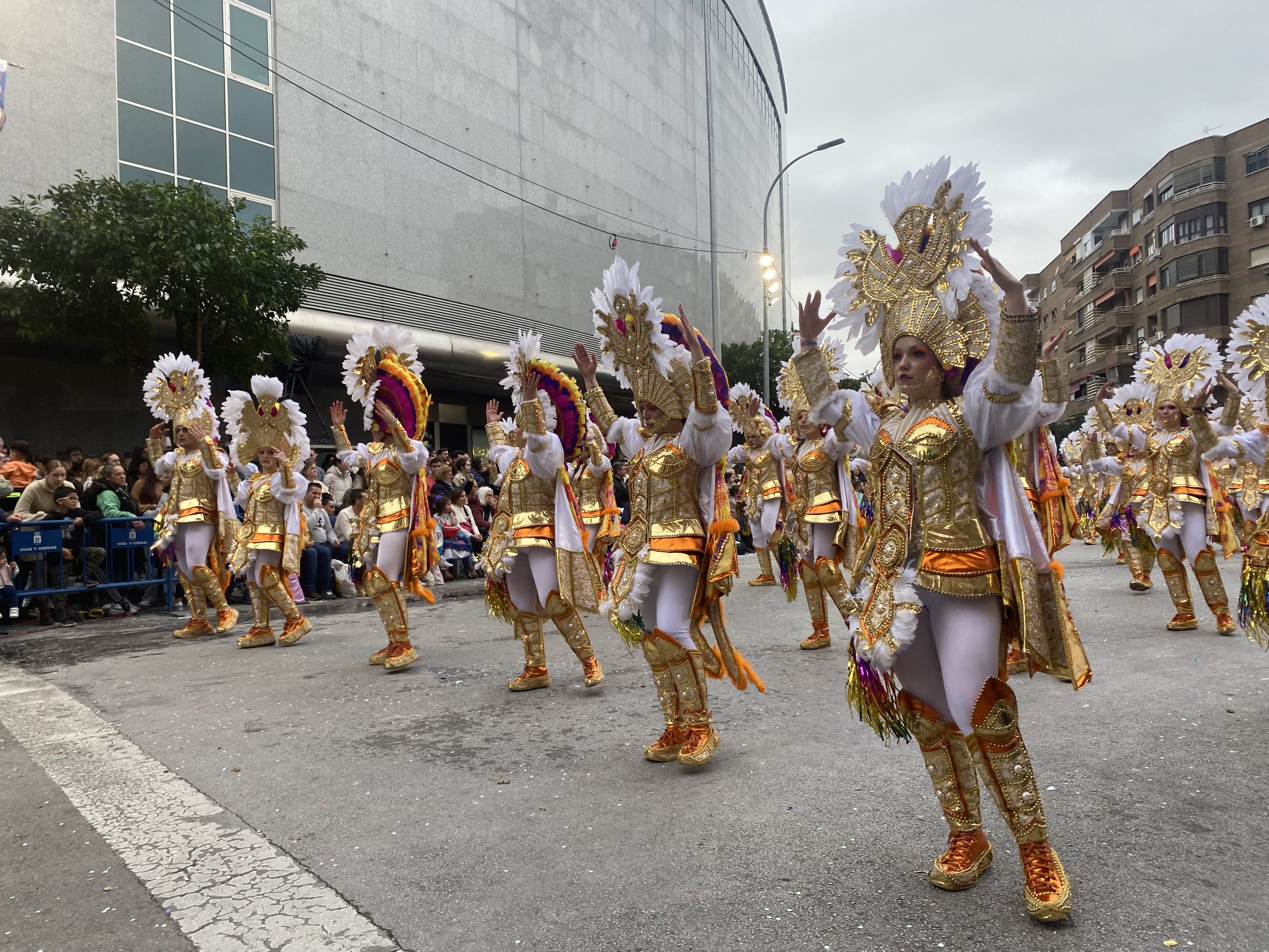 El gran desfile de comparsas del Carnaval de Badajoz llena de color las calles de la ciudad