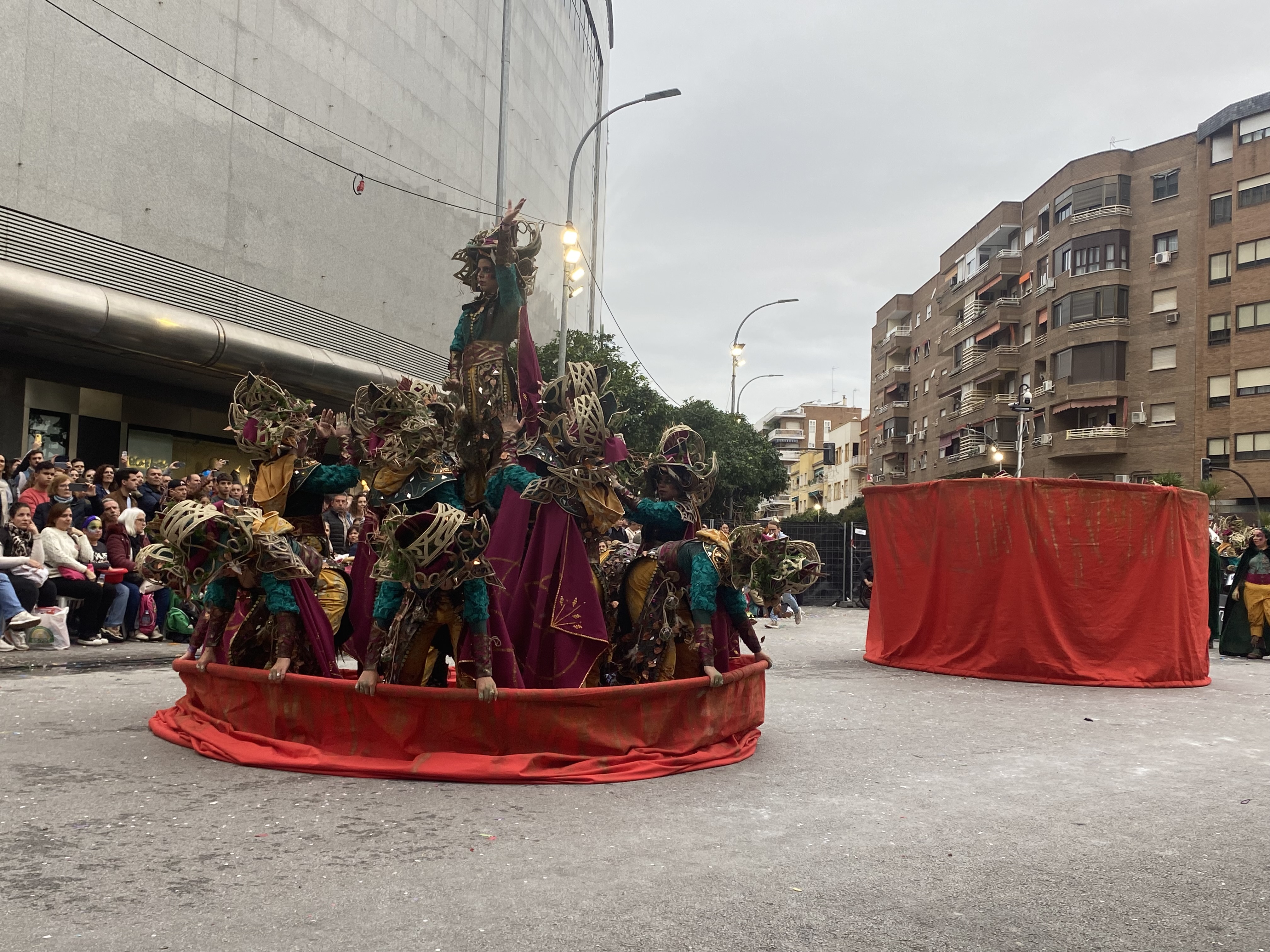 El gran desfile de comparsas del Carnaval de Badajoz llena de color las calles de la ciudad