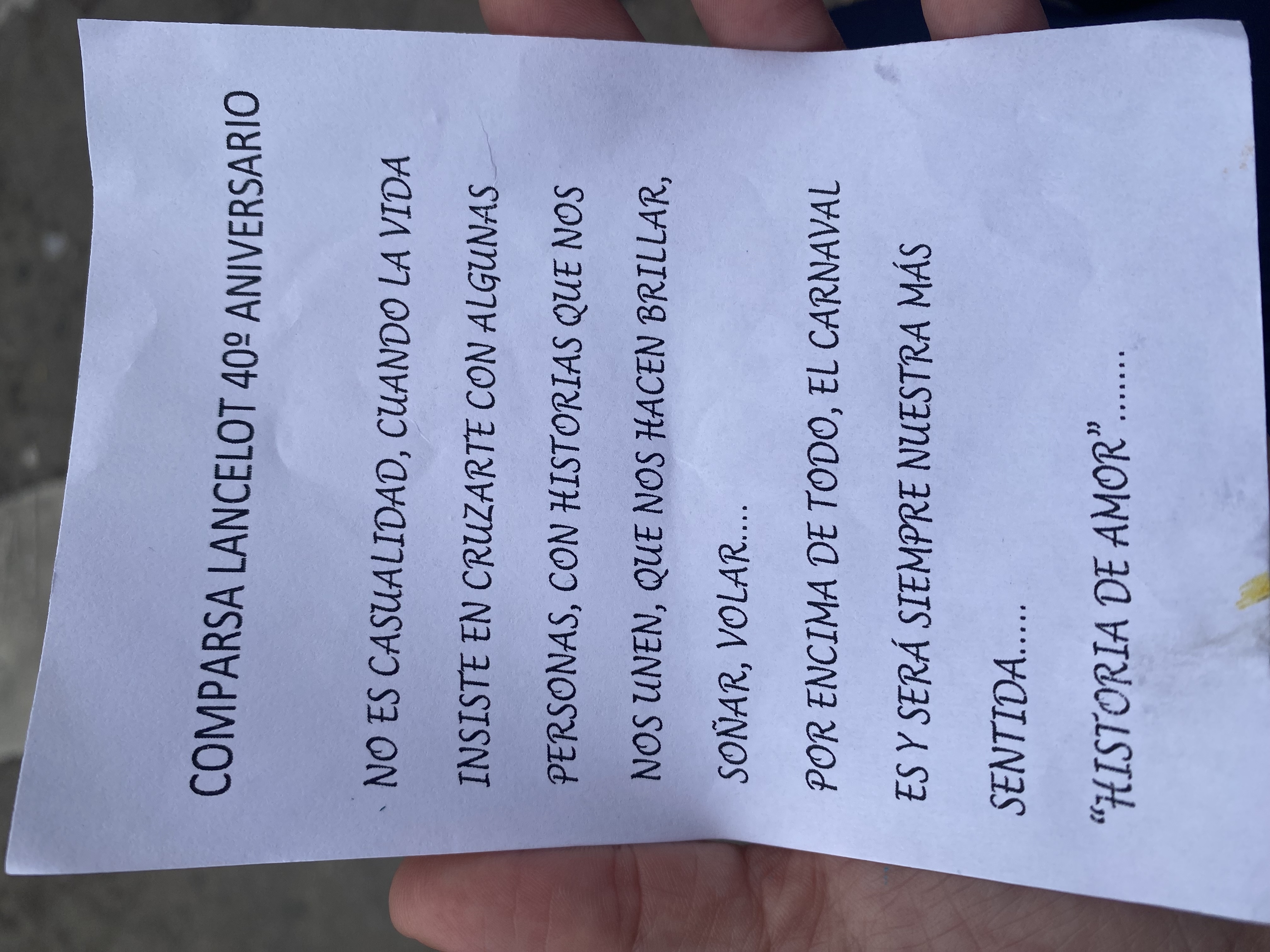 El gran desfile de comparsas del Carnaval de Badajoz llena de color las calles de la ciudad