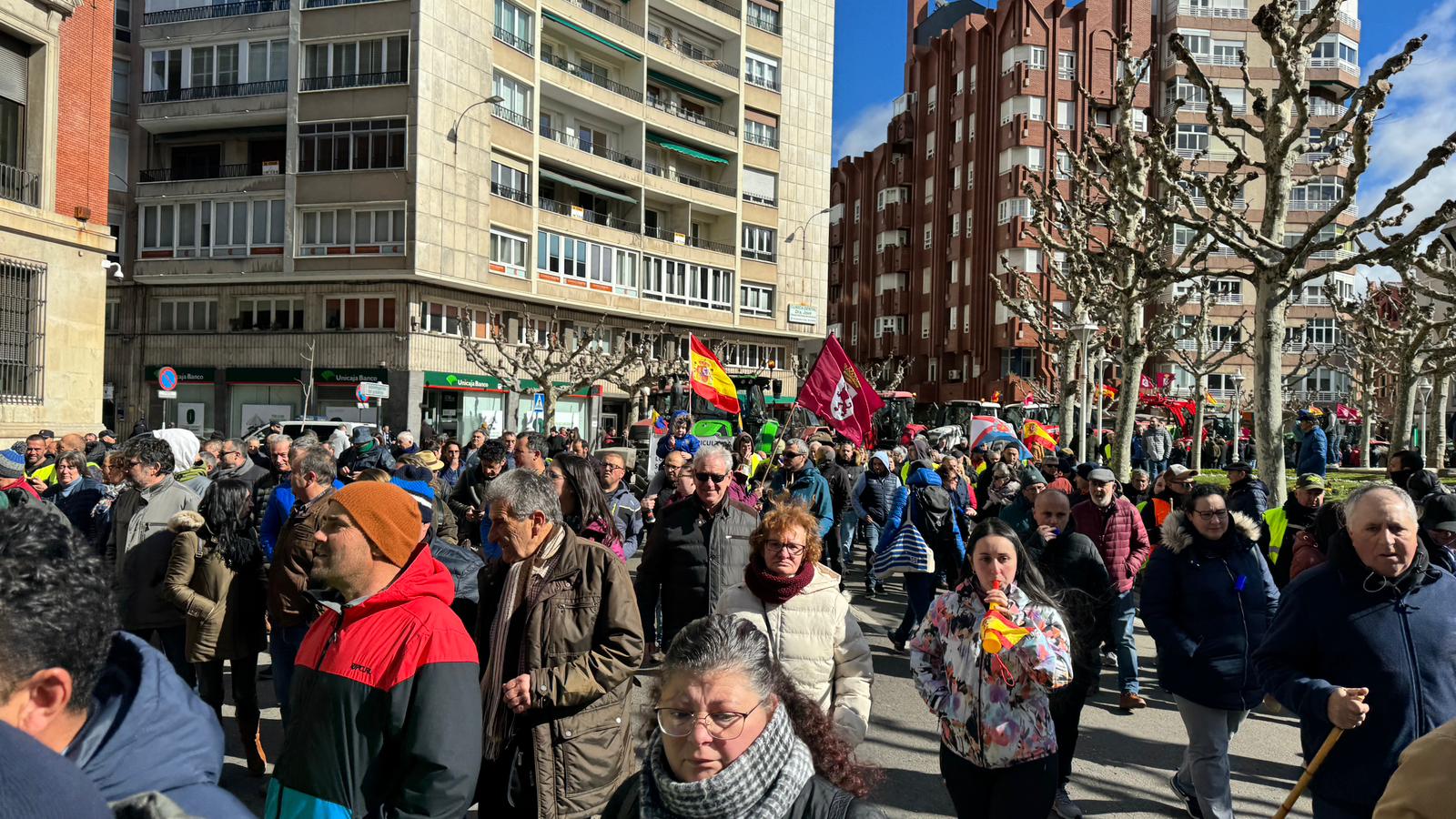 La manifestación llega a la delegación de la Junta exigiendo «precios justos»