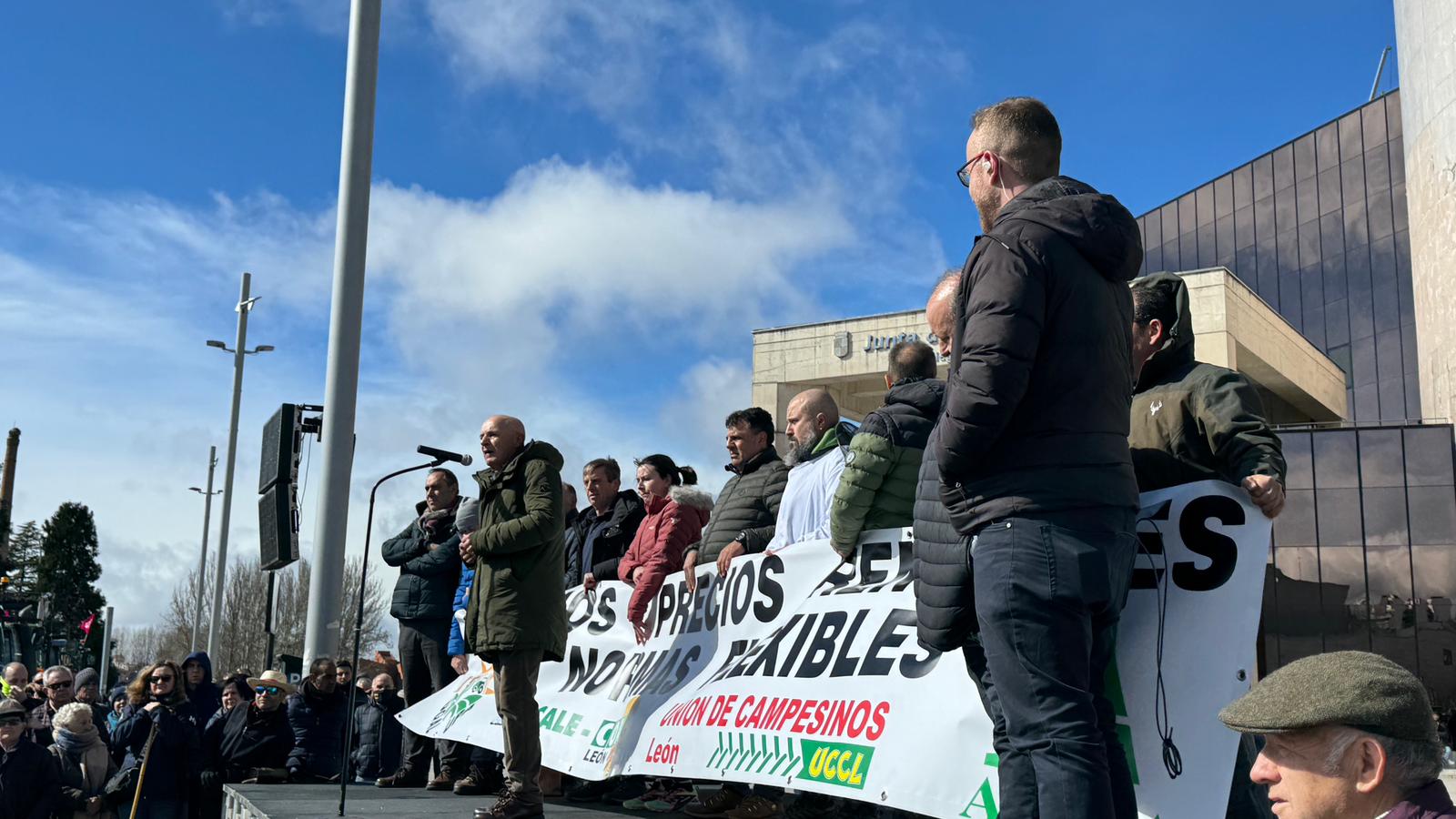 La manifestación llega a la delegación de la Junta exigiendo «precios justos»