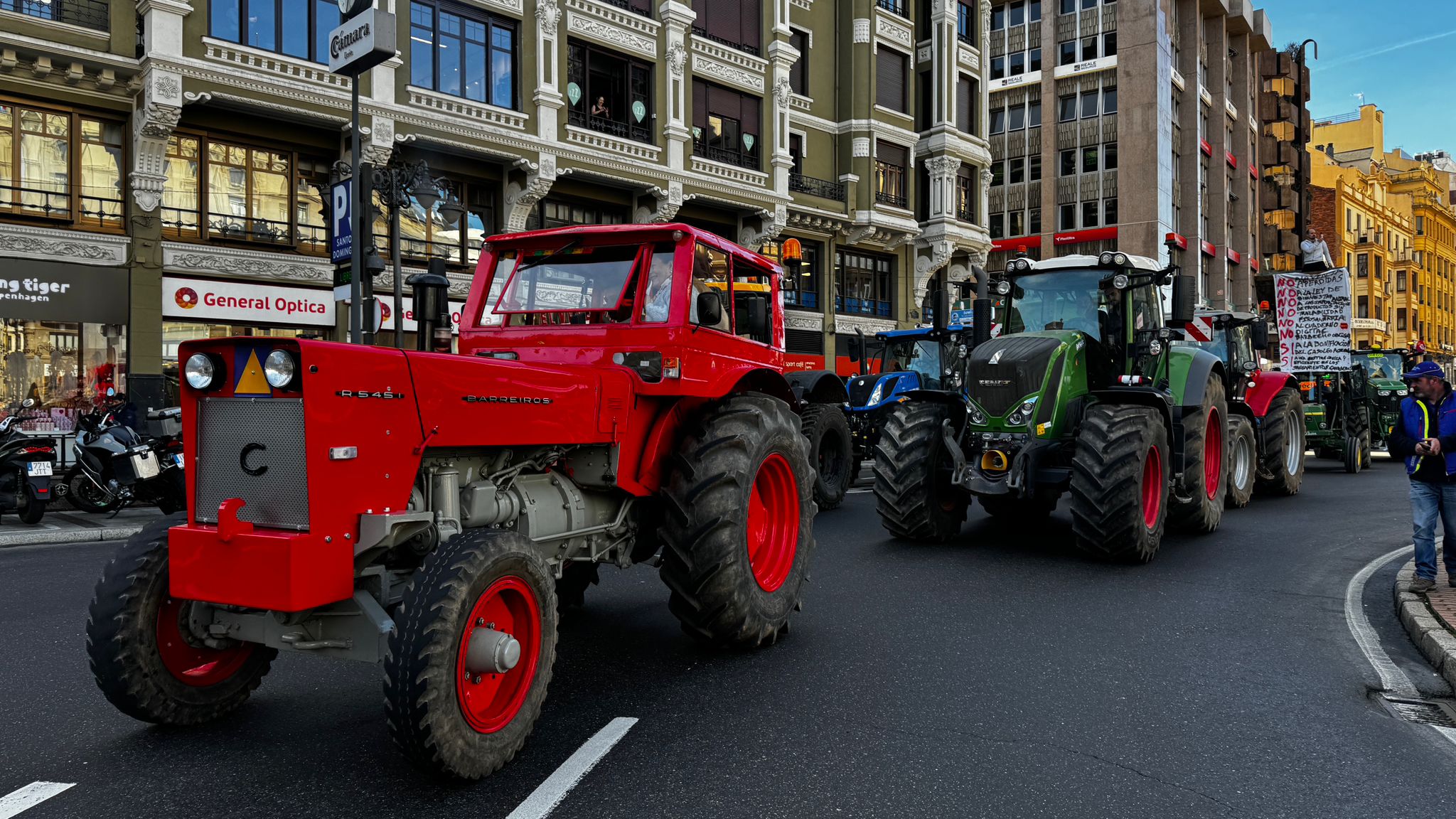 En directo | Los tractores se dirigen a la capital desde diferentes puntos