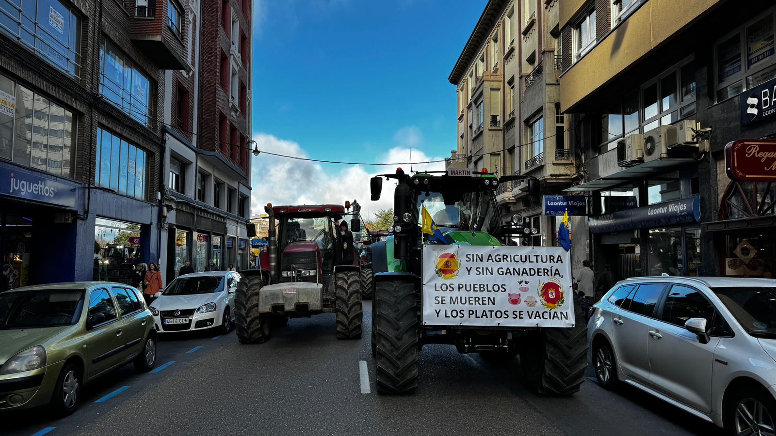 La manifestaci n llega a la delegaci n de la Junta exigiendo