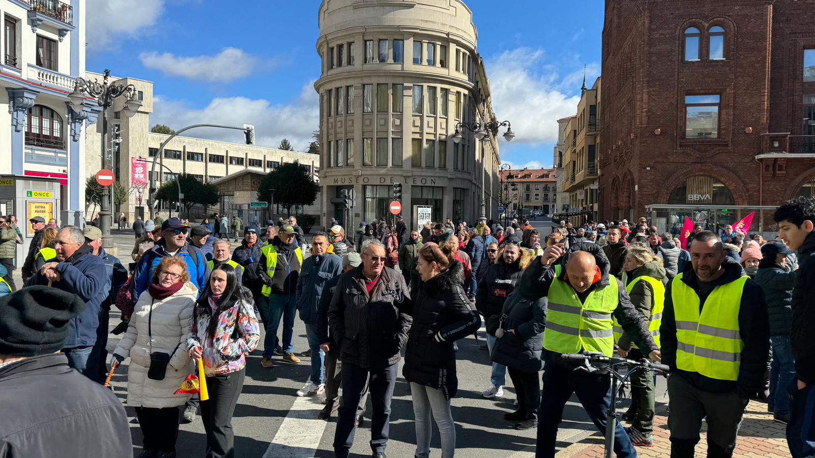 La manifestación llega a la delegación de la Junta exigiendo «precios justos»