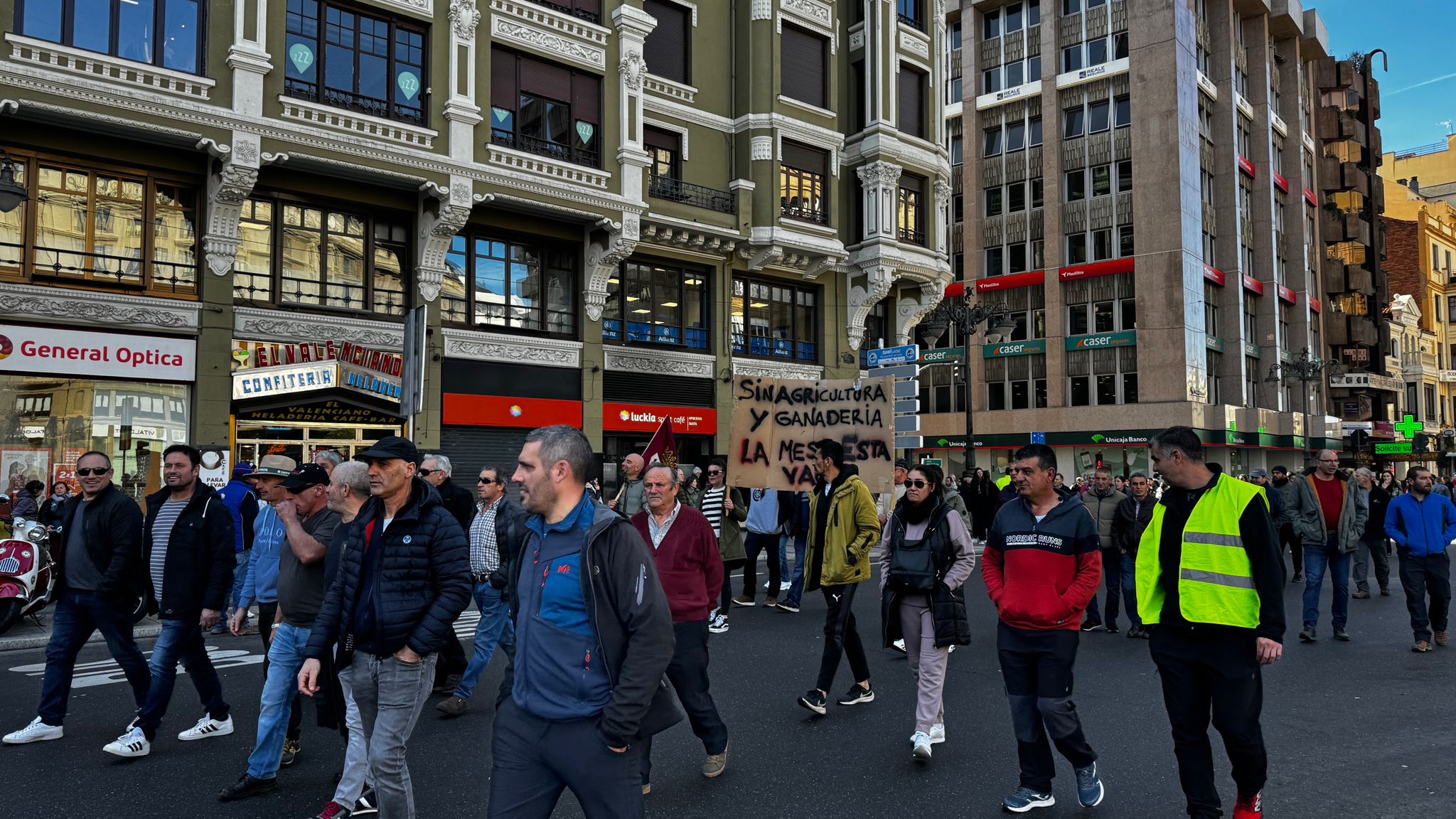 En directo | Los tractores se dirigen a la capital desde diferentes puntos