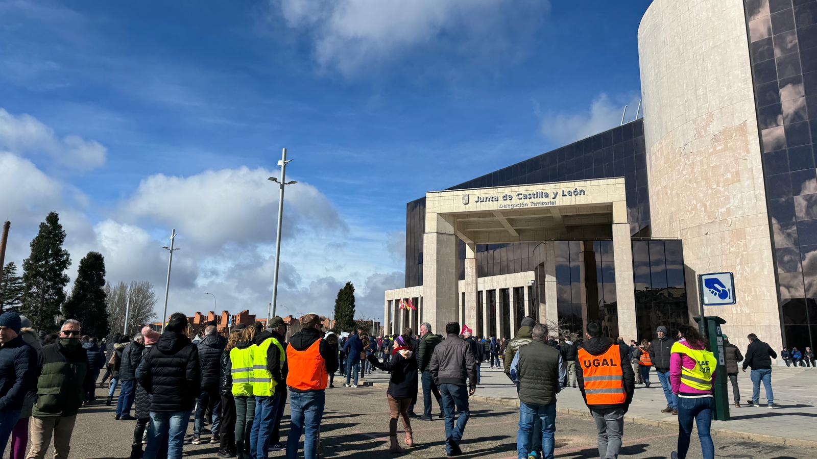 La manifestación llega a la delegación de la Junta exigiendo «precios justos»
