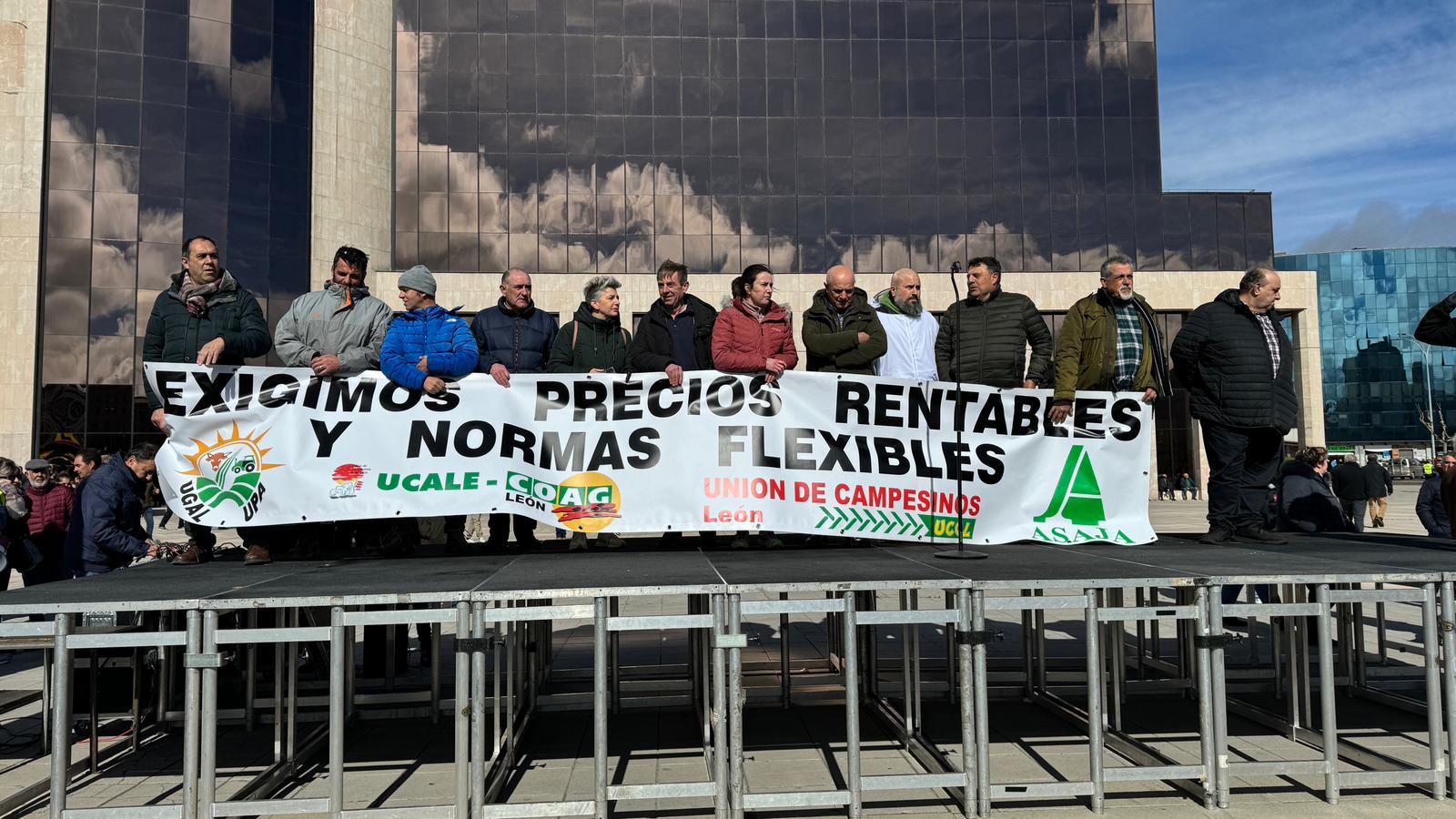 La manifestación llega a la delegación de la Junta exigiendo «precios justos»