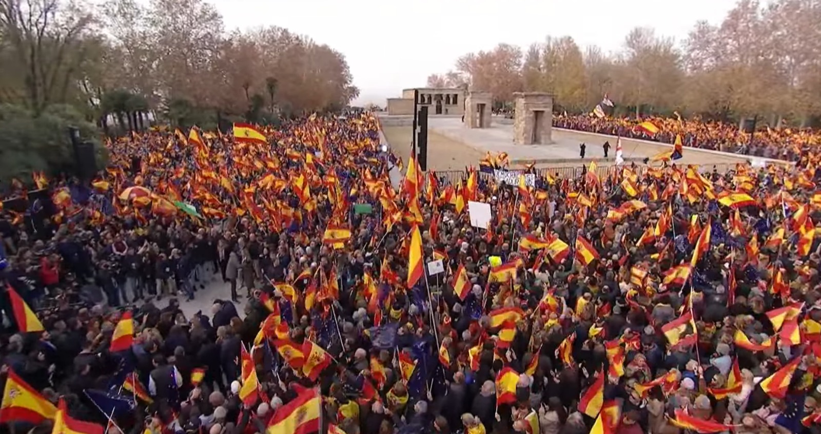 Directo | Feijóo llama a la movilización permanente en la calle: «¡No les vamos a pasar una!»