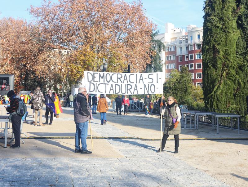 Directo | Feijóo llama a la movilización permanente en la calle: «¡No les vamos a pasar una!»